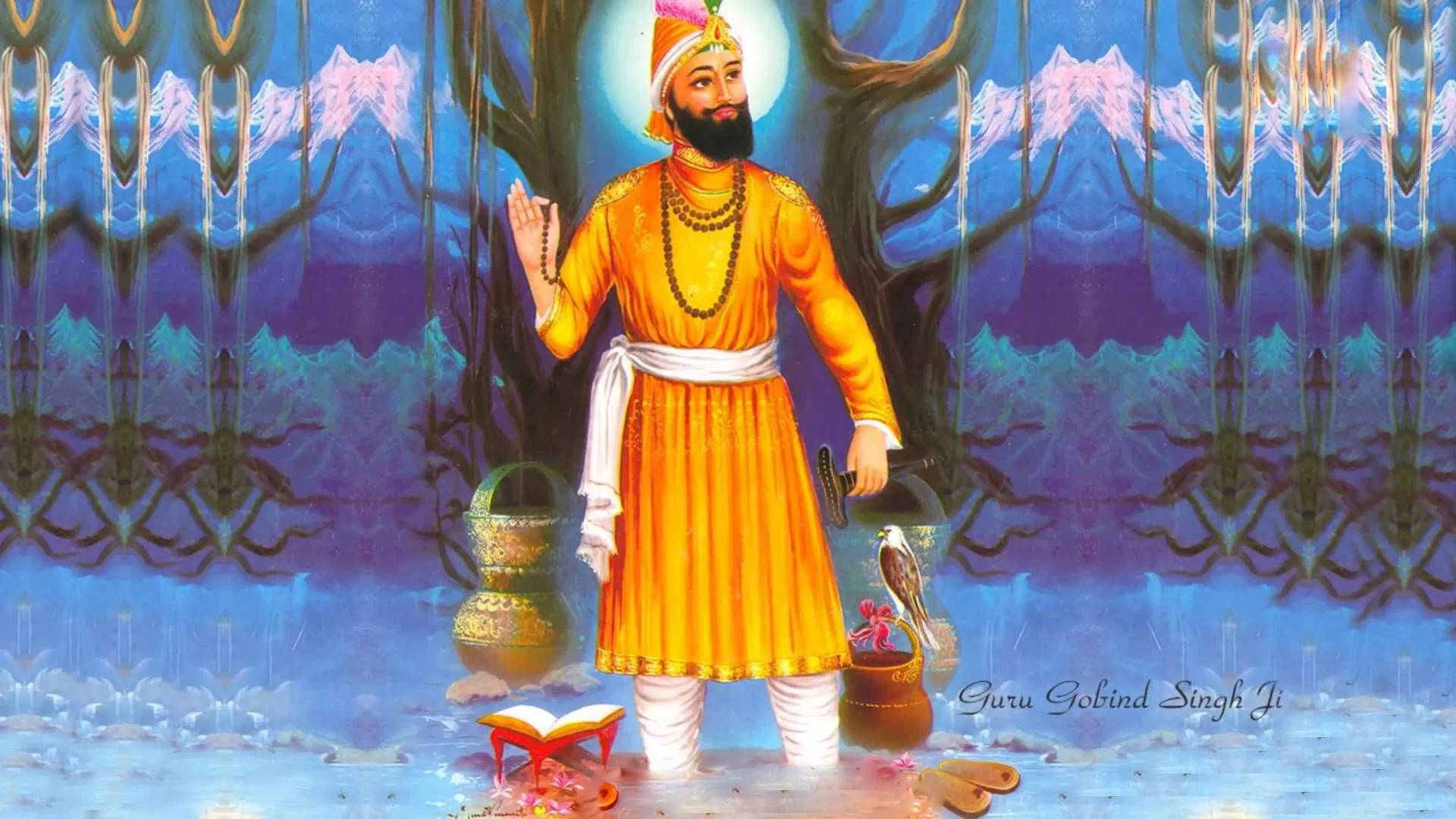 Guru Gobind Singh Ji 桌布 壁紙 — 古魯戈賓德辛格吉身穿鮮豔橙色長袍，站在鏡面般的藍色山脈背景下，手持劍和念珠。