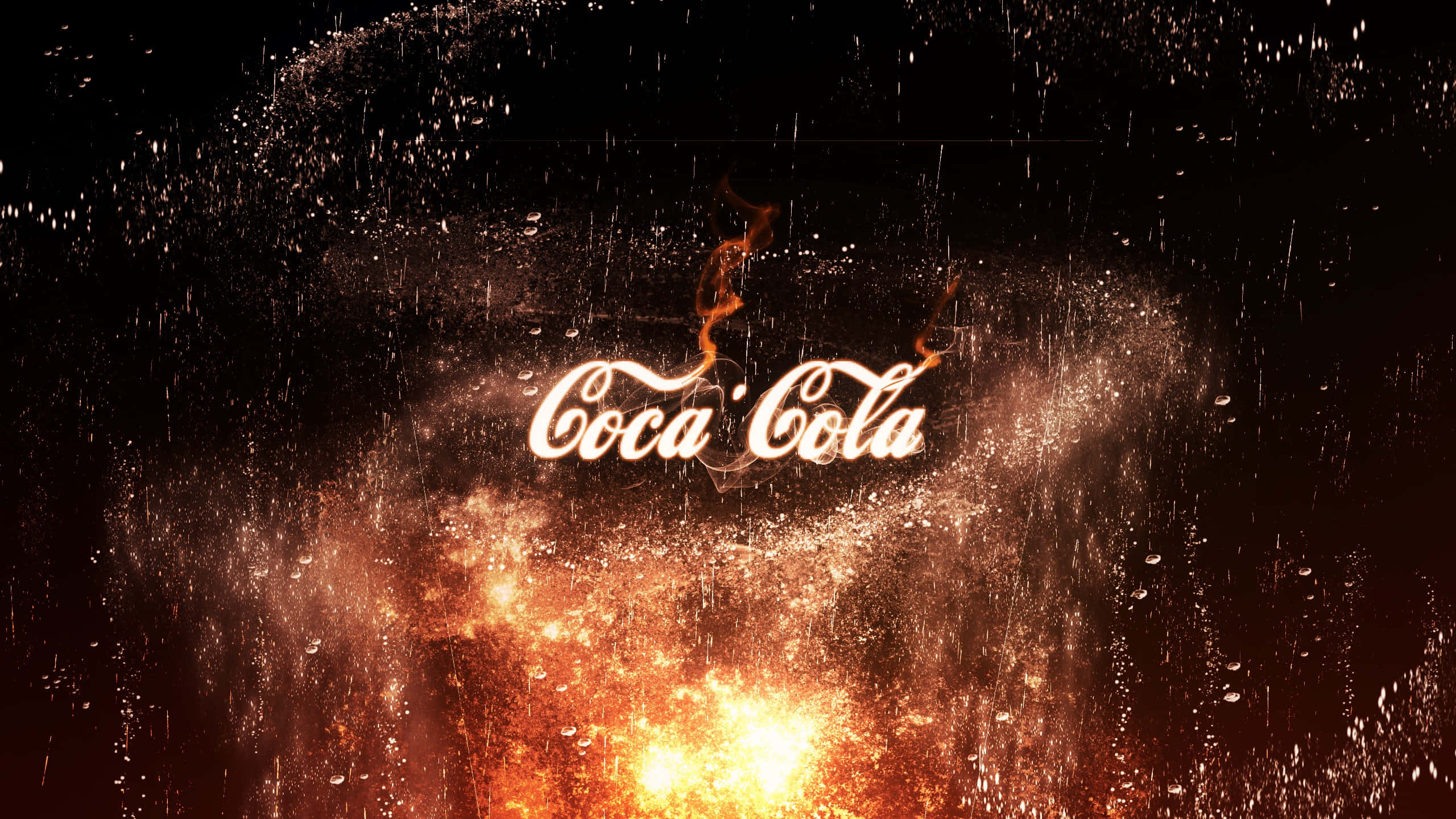 coca cola 桌布 壁紙 — 可口可樂標誌在黑暗背景中，於火花和雨滴之間溫暖地發光。