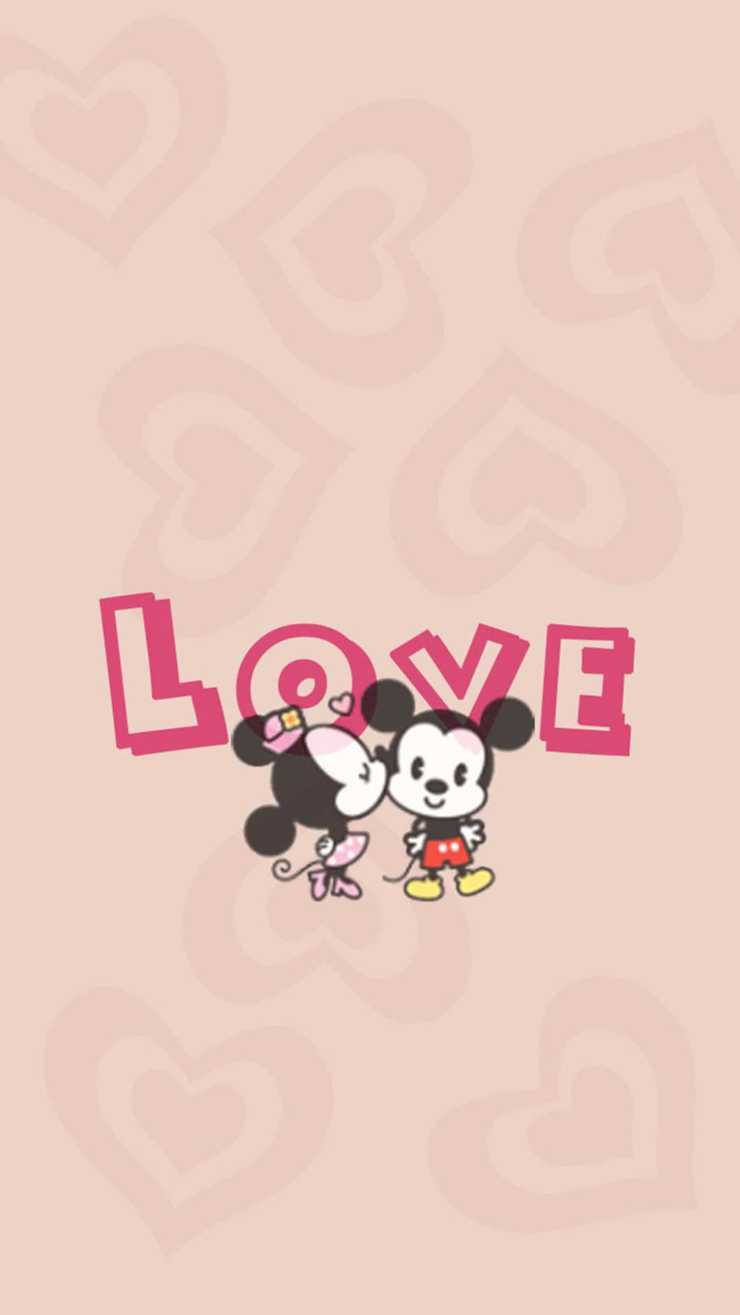 Mickey And Minnie Mouse 桌布 壁紙 — 可愛卡通米奇和米妮在粉紅愛心下接吻，柔和的蜜桃色背景上有粗體LOVE文字。