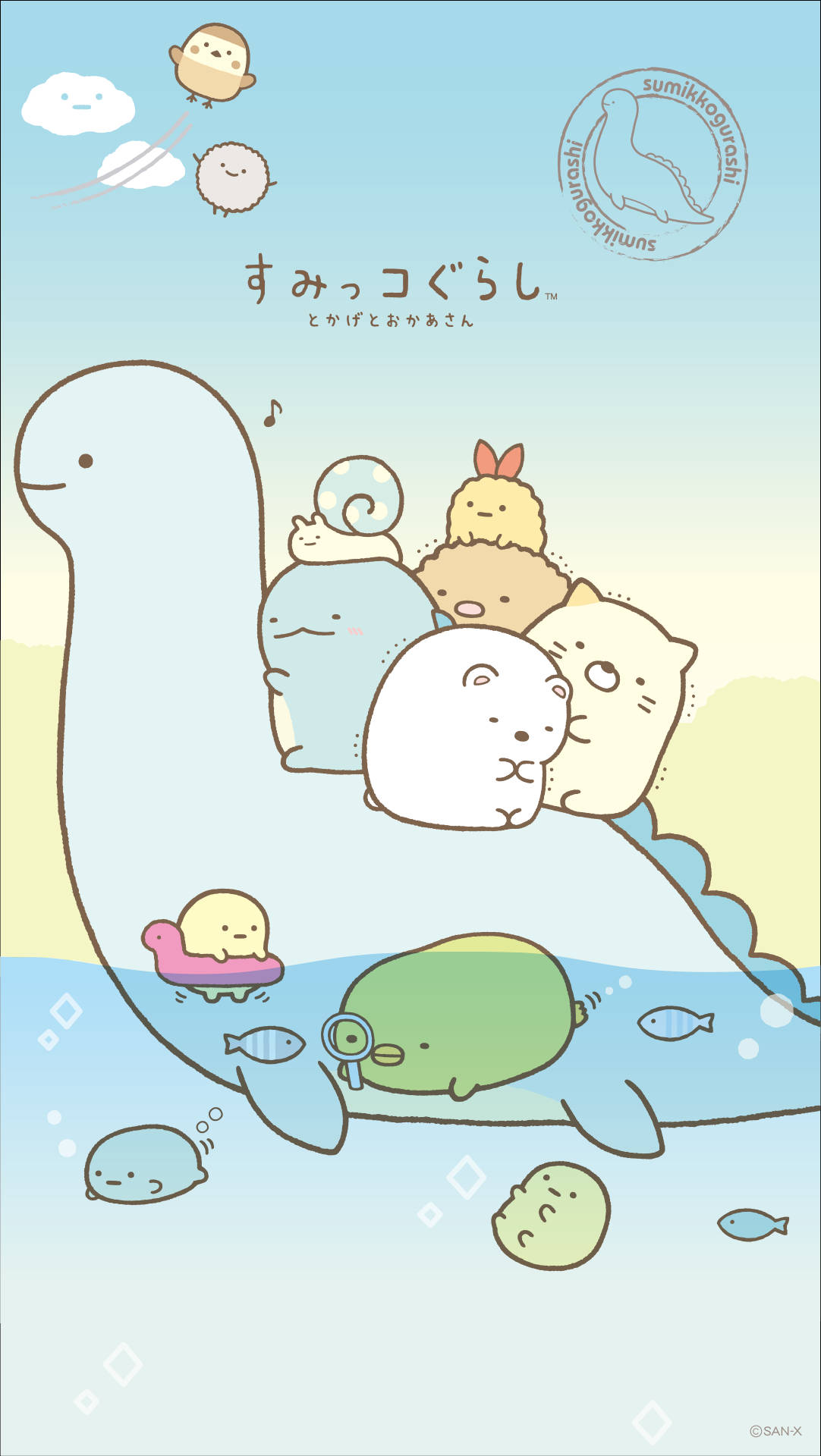 角落生物 桌布 壁紙 — 可愛的Sumikko Gurashi角色騎著友善的藍鯨，在平靜的海洋中，柔和的天空下，有漂浮的雲朵和鳥兒。