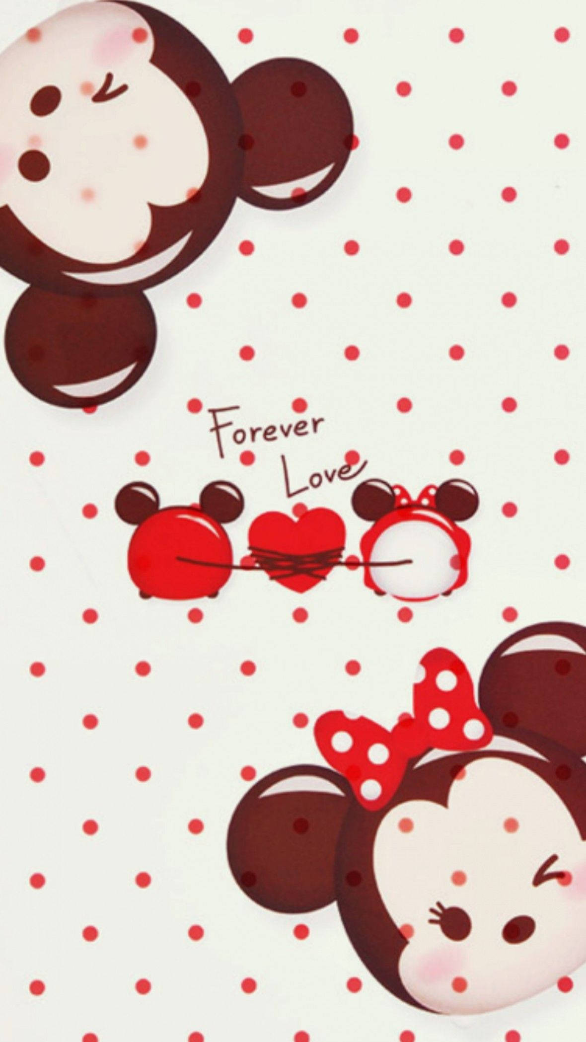 minnie 桌布 壁紙 — 可愛的Tsum Tsum角色米妮和米奇從角落探出頭來，在紅色圓點背景上拿著一個帶有「Forever Love」字樣的心形。