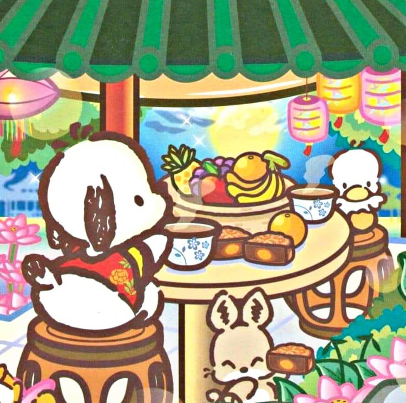 Pochacco 桌布 壁紙 — 可愛的卡通人物在綠色天篷下享受節日戶外茶會，配有燈籠和水果。