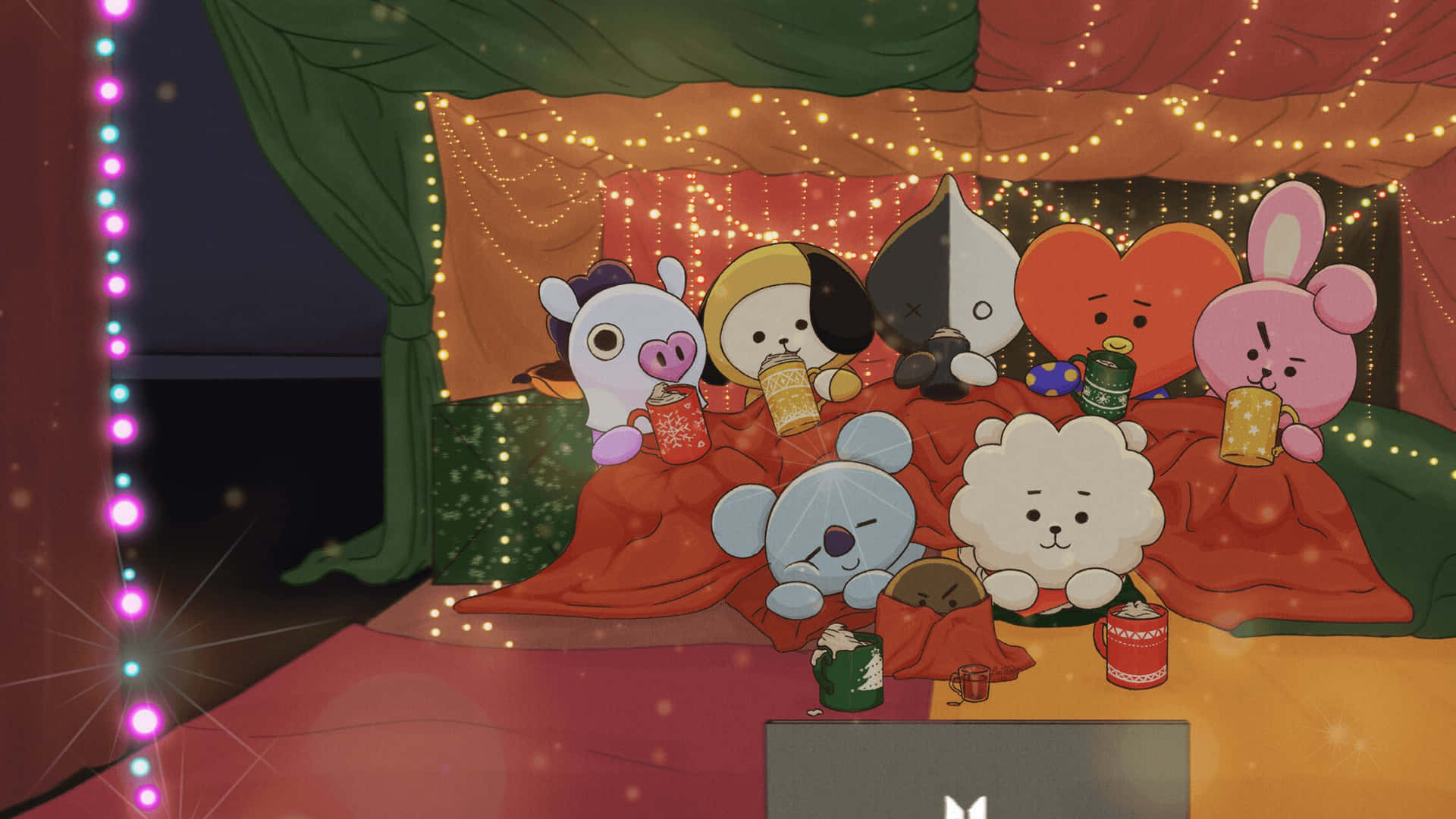 BT21 桌布 壁紙 — 可愛的卡通動物在節日室內場景中，依偎在舒適的紅色毯子下，配有燈串和飲料。