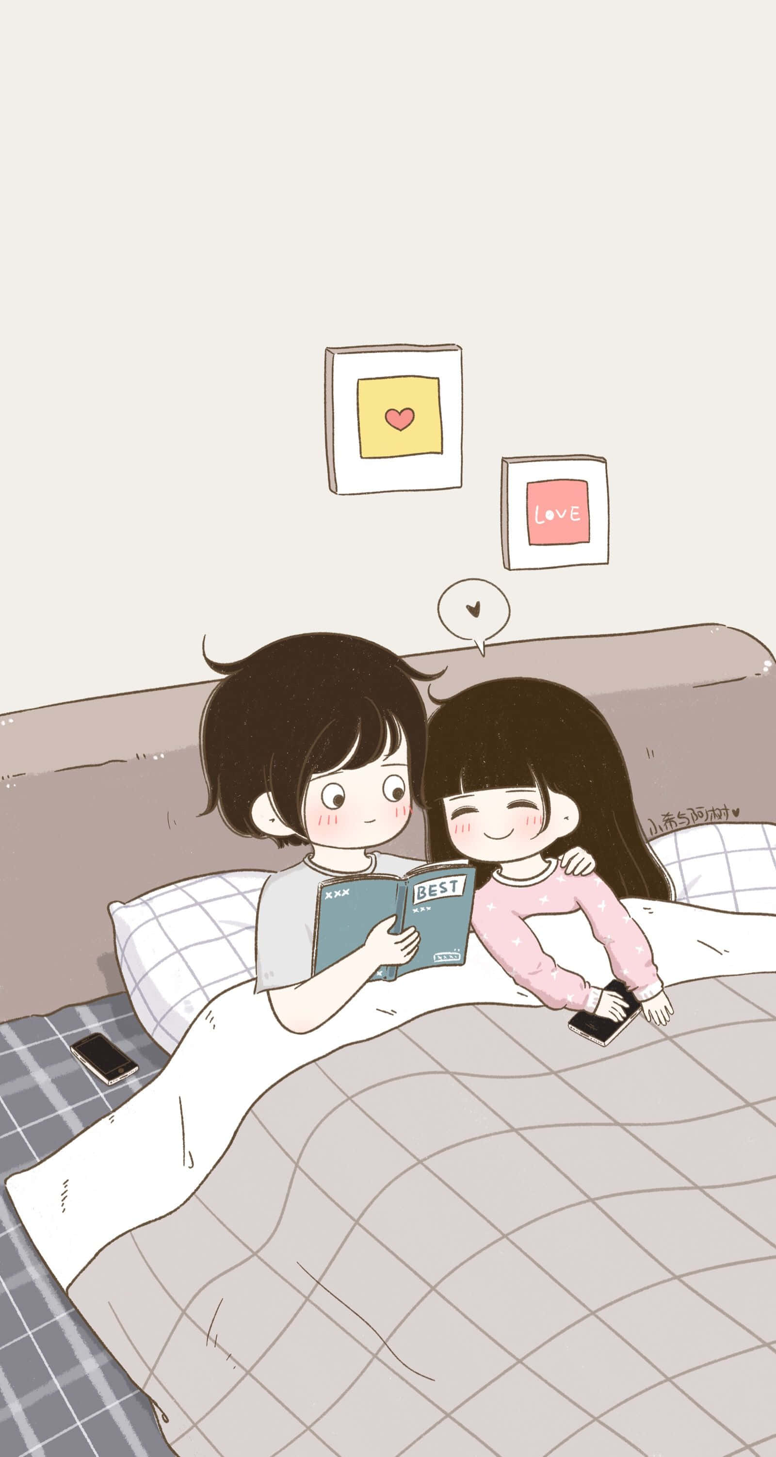 couple in bed 桌布 壁紙 — 可愛的卡通情侶在床上蓋著毯子依偎在一起看書，上方有心形主題的牆壁藝術。