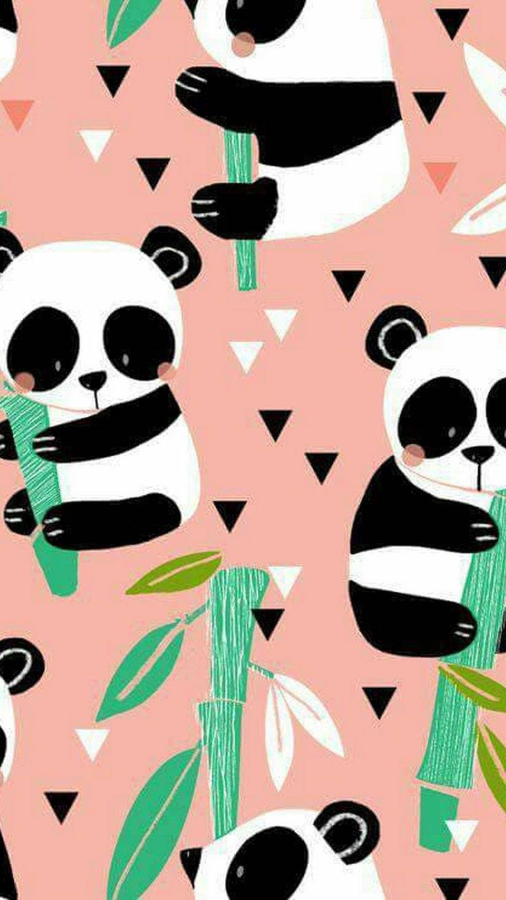 Cute Panda 桌布 壁紙 — 可愛的卡通熊貓緊抓著綠色竹莖，背景是柔和的粉紅色，點綴著黑色和白色的三角形。