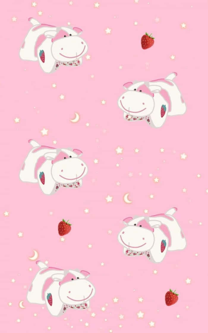 Kawaii Cow 桌布 壁紙 — 可愛的卡通牛帶有草莓點綴，在柔和的粉紅色背景上漂浮在星星和彎月之間。