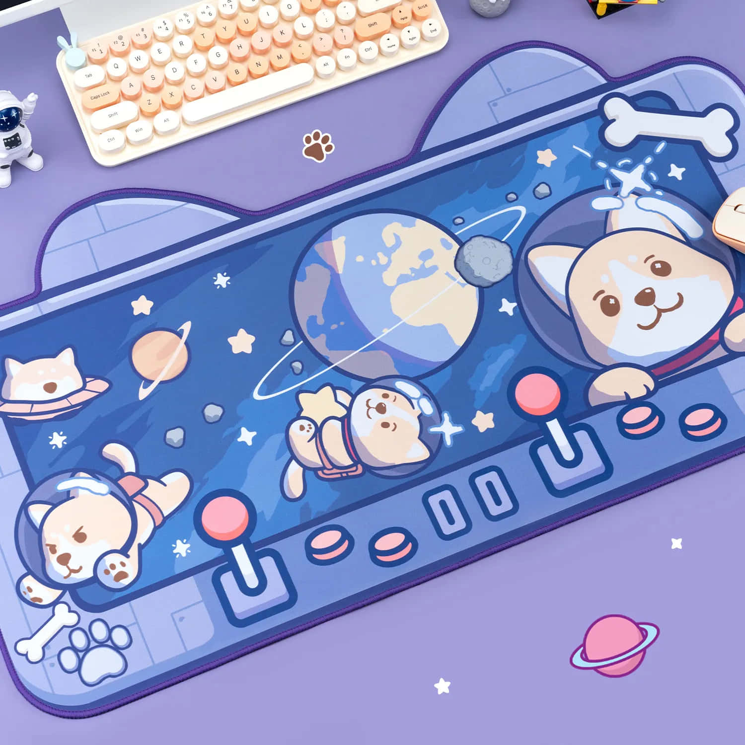 Kawaii Space 桌布 壁紙 — 可愛的卡通狗穿著太空裝備，在紫色太空主題遊戲滑鼠墊上漂浮於行星和星星之間。