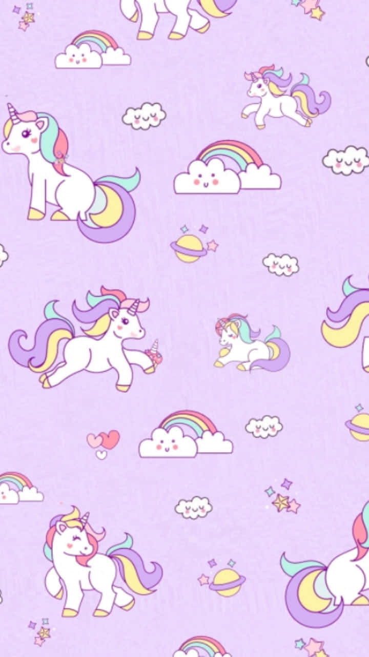 Cute Unicorn 桌布 壁紙 — 可愛的卡通獨角獸，帶有彩虹鬃毛和微笑的雲朵，漂浮在柔和的薰衣草背景上。