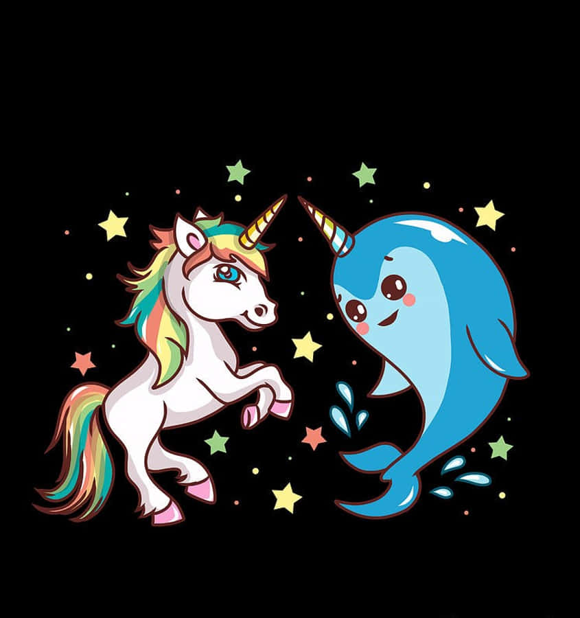 Narwhal 桌布 壁紙 — 可愛的卡通獨角獸和獨角鯨，擁有彩虹鬃毛和角，在黑色背景上閃爍的星星中面對面。