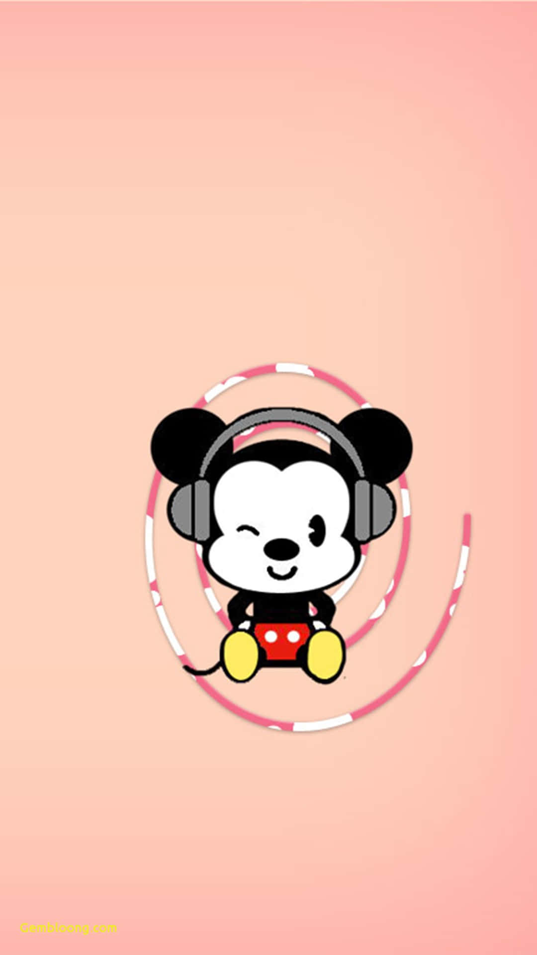 Mickey Mouse Cool 桌布 壁紙 — 可愛的卡通米奇老鼠戴著耳機，坐在粉紅色和白色的呼拉圈內，背景是柔和的桃色，面帶微笑。