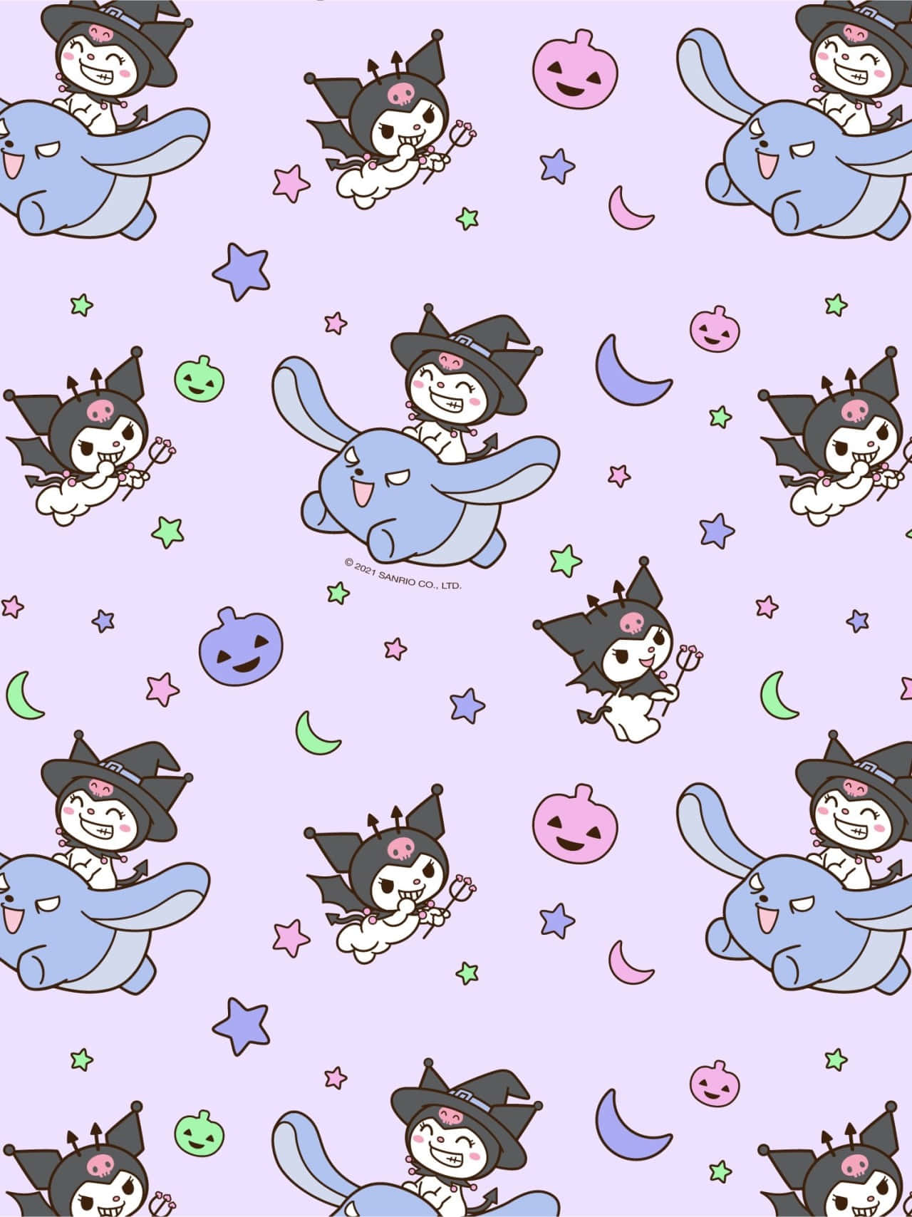 Kuromi Pattern 桌布 壁紙 — 可愛的卡通角色穿著女巫服裝，在星星、月亮和南瓜之間騎著藍色生物，背景為粉紫色。