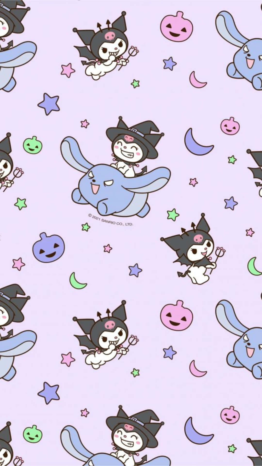 Kuromi Halloween 桌布 壁紙 — 可愛的卡通角色穿著女巫服裝，在星星、月亮和南瓜之間騎著藍色兔子，背景為粉紫色。