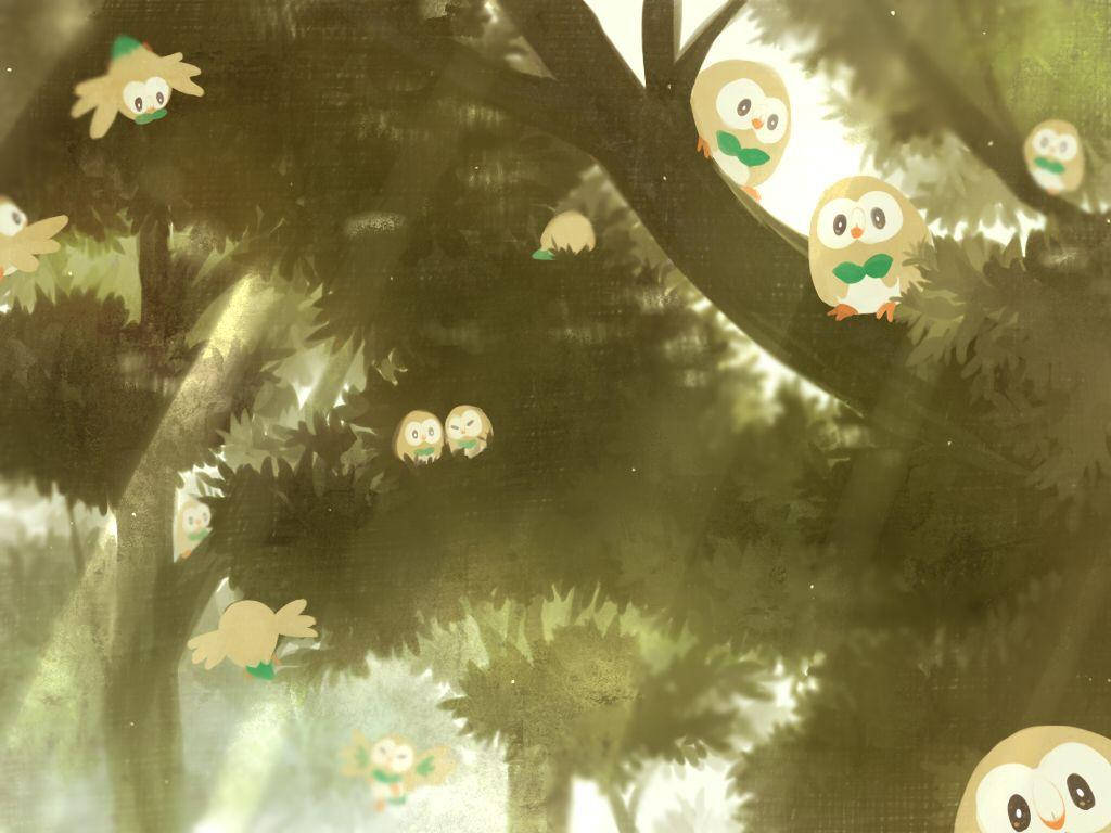 Rowlet 桌布 壁紙 — 可愛的卡通貓頭鷹戴著綠色領結，在溫暖的金色森林中陽光普照的樹枝上棲息和飛舞。