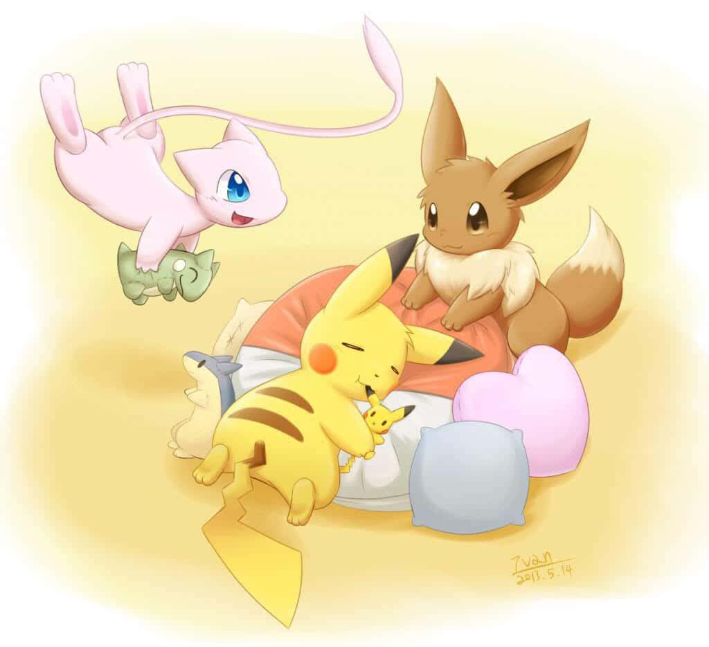 Cute Pikachu And Eevee 桌布 壁紙 — 可愛的寶可夢角色在一張舒適的床上，用柔軟的枕頭和溫暖的燈光一起擁抱和玩耍。
