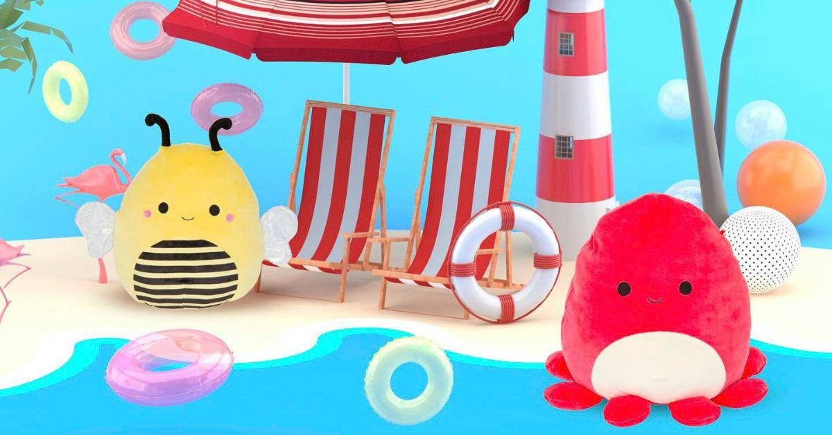 毛絨蜜蜂和章魚在沙灘上，有椅子、燈塔和浮圈。 — Squishmallows 壁紙