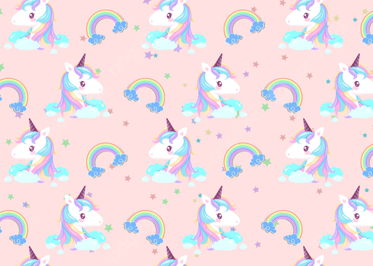Pastel Unicorn 桌布 壁紙 — 可愛的粉彩獨角獸帶有彩虹鬃毛，坐在蓬鬆的雲朵上，背景是粉紅色並點綴著星星。