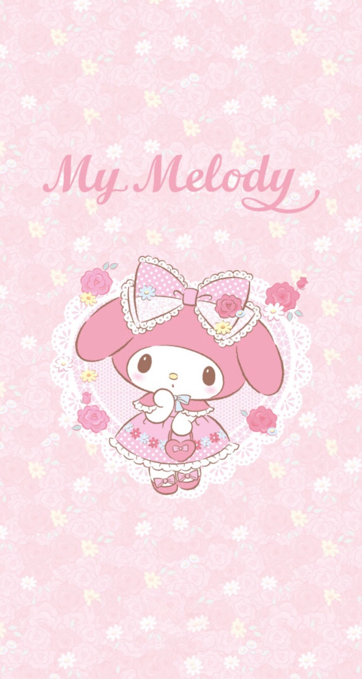 sanrio 桌布 壁紙 — 可愛的粉紅色My Melody角色穿著花卉洋裝和蕾絲蝴蝶結，站在柔和粉彩圖案壁紙上。