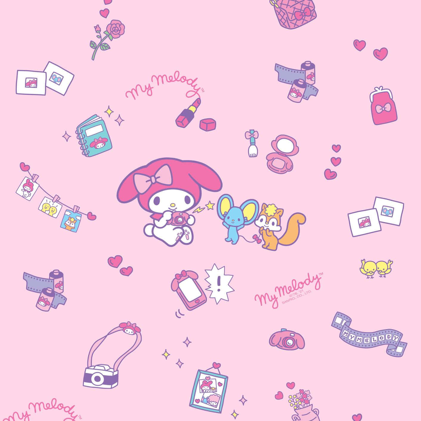 我的旋律 桌布 壁紙 — 可愛的粉紅色桌布， featuring My Melody 和朋友們，周圍散落著照片、相機和心形圖案，充滿玩味。