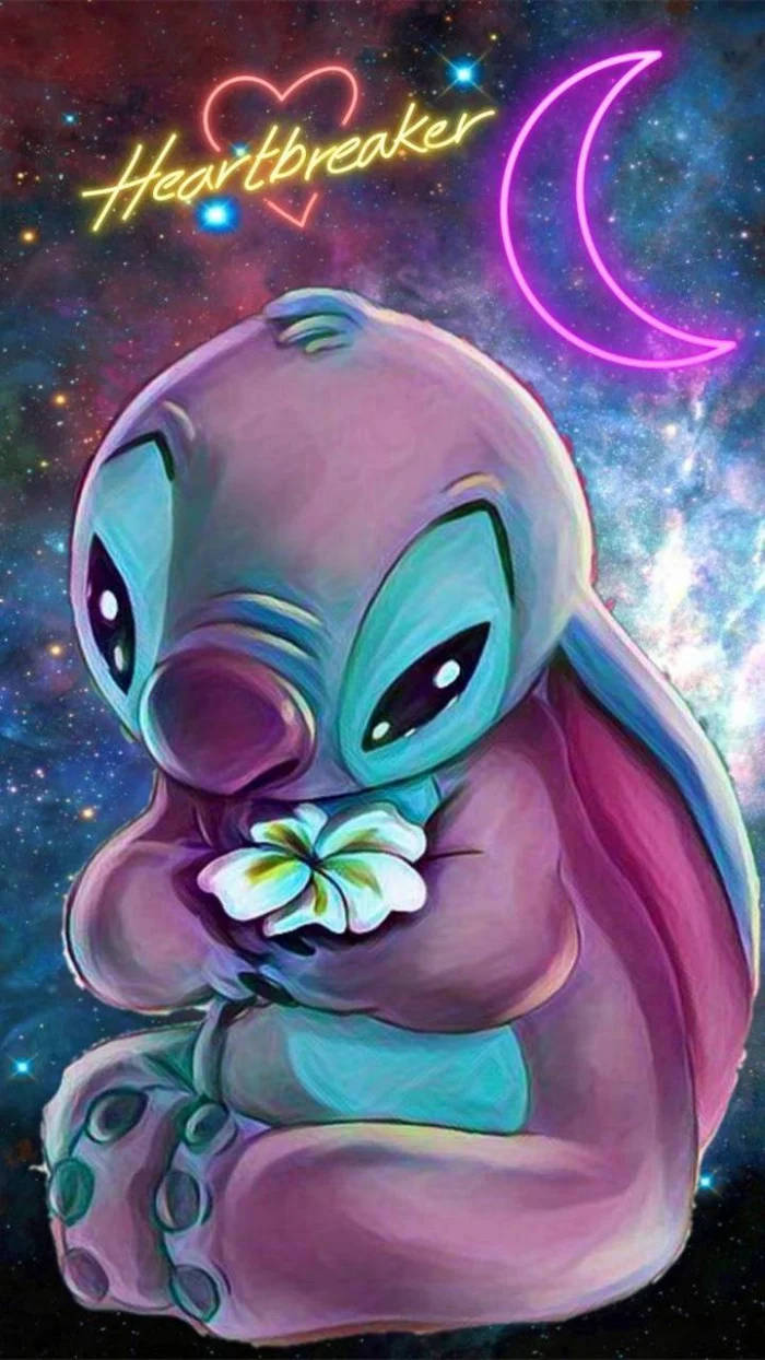 kawaii stitch 桌布 壁紙 — 可愛的紫色史迪奇在帶有粉紅色新月和發光心形的宇宙背景中拿著一朵白色的花。