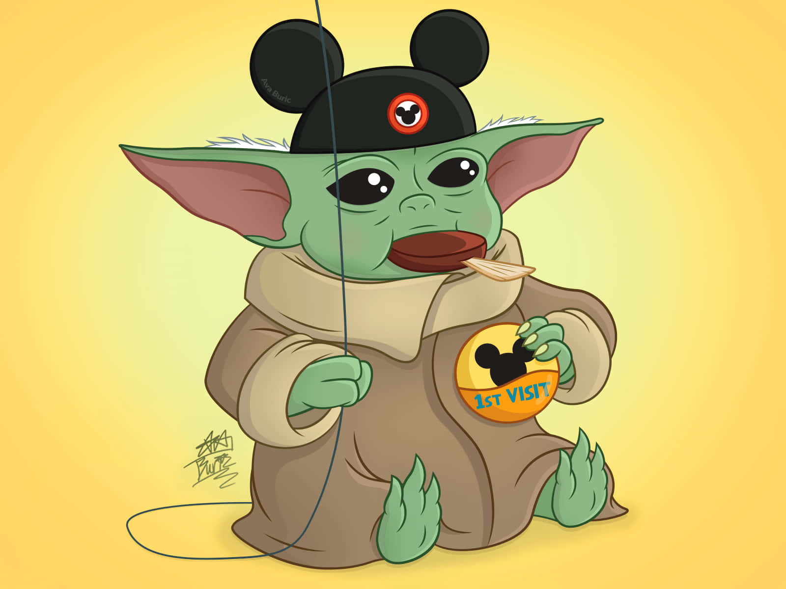 Baby Yoda Cartoon 桌布 壁紙 — 可愛的綠色尤達寶寶戴著米奇老鼠耳朵和圍巾，在溫暖的黃色背景前舔著冰棒，手持「首次到訪」徽章。