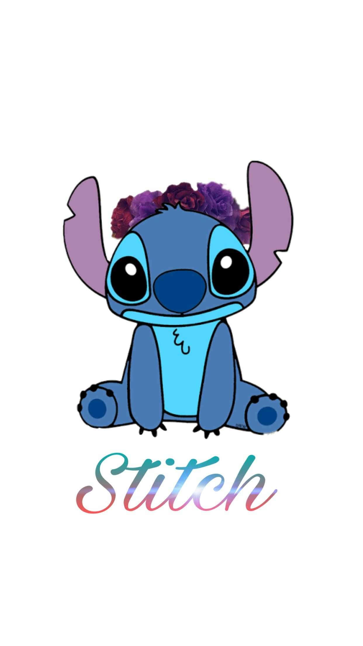 Stitch 桌布 壁紙 — 可愛的藍色史迪奇戴著紫色花冠，下方有彩色名字，坐在白色背景上微笑。