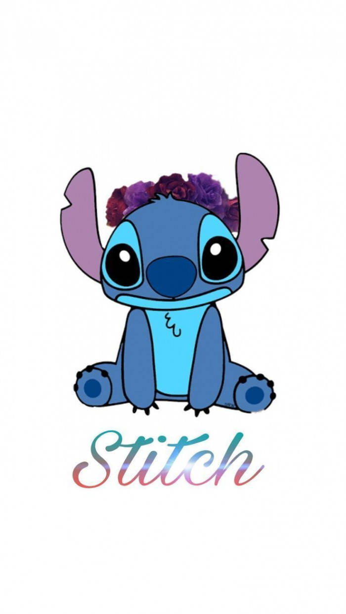 kawaii stitch 桌布 壁紙 — 可愛的藍色史迪奇戴著紫色花冠，在純白背景上微笑坐著。