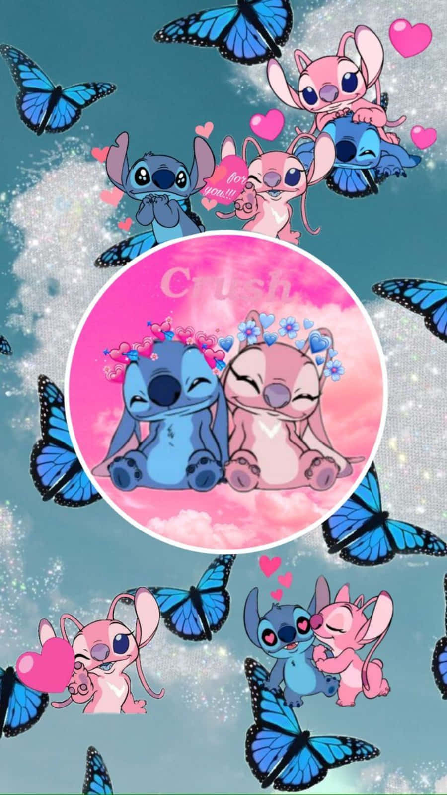 Love Stitch And Angel 桌布 壁紙 — 可愛的藍色和粉紅色史迪奇角色在粉紅色圓圈中依偎，周圍環繞著藍色蝴蝶和心形，背景是閃閃發光的青綠色。