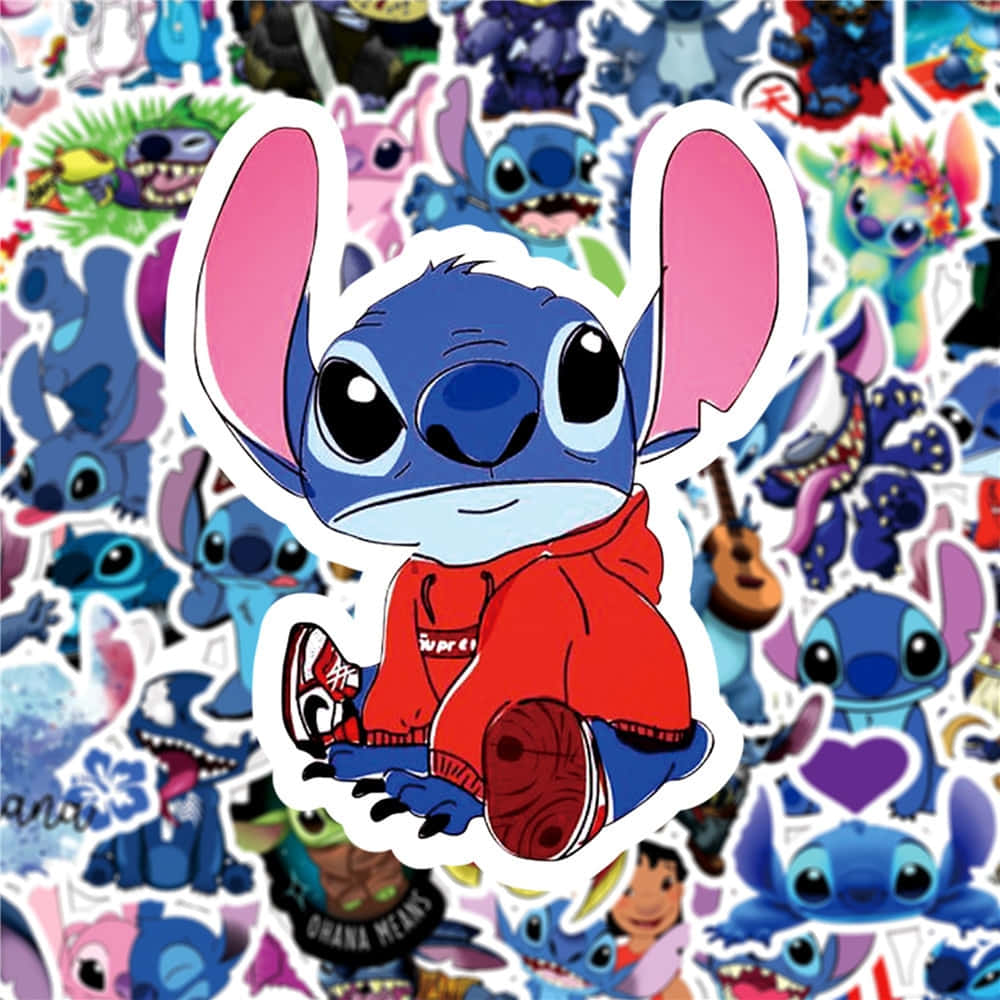 Cartoon Collage 桌布 壁紙 — 可愛的藍色外星人史迪奇穿著紅色連帽衫，坐在他色彩繽紛的貼紙拼貼畫的前方中央。