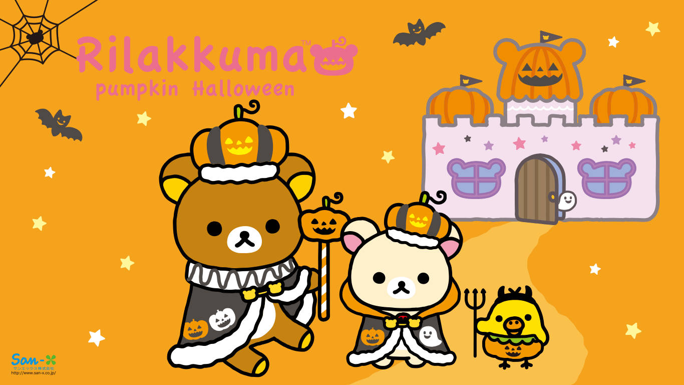 Kawaii Halloween 桌布 壁紙 — 可愛的鬆弛熊角色穿著南瓜主題的萬聖節服裝，站在一個有南瓜燈塔樓的城堡前，背景是星光閃爍的橙色天空。