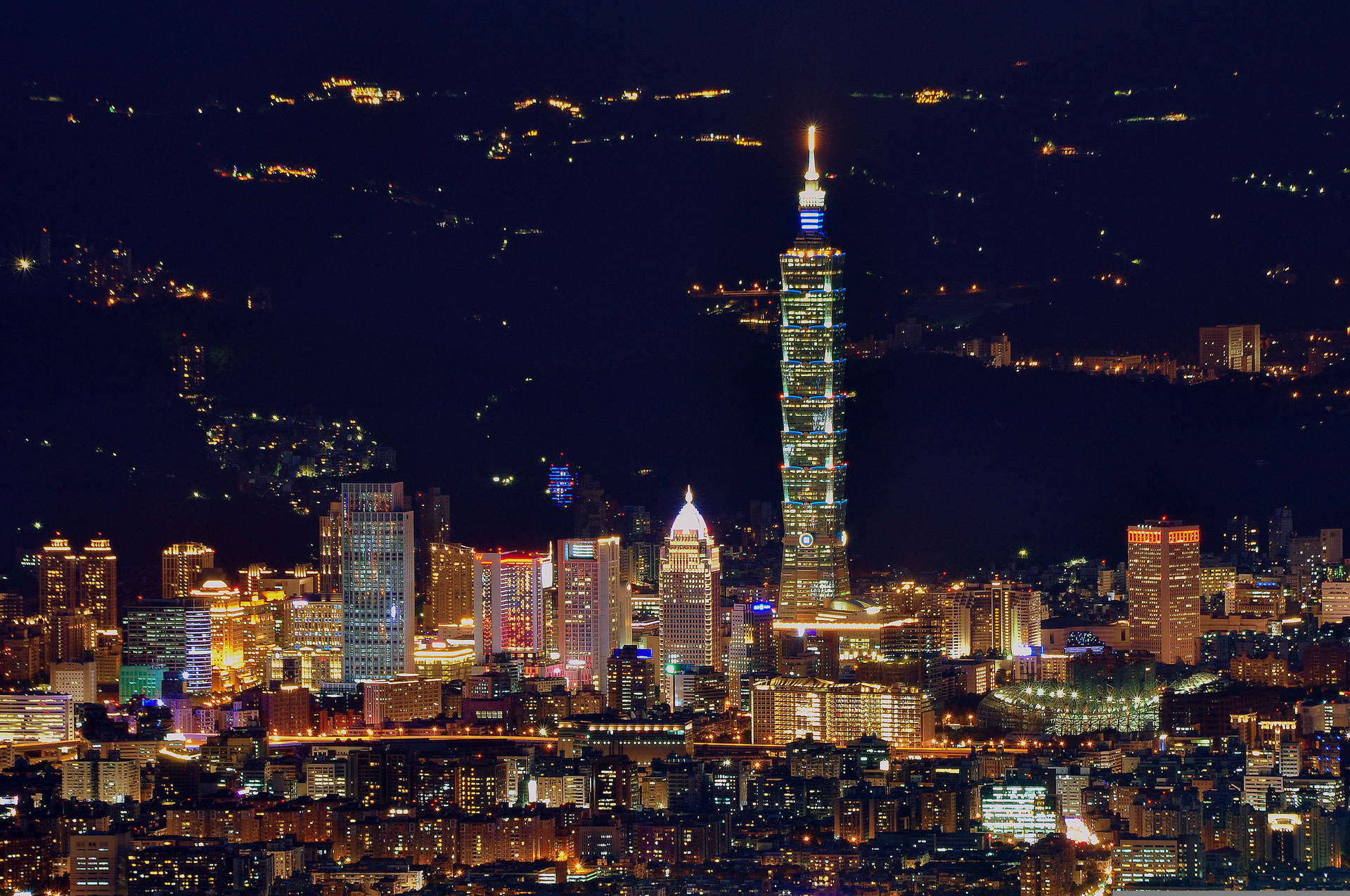 台北夜景，高樓大廈閃爍，標誌性的台北101塔。