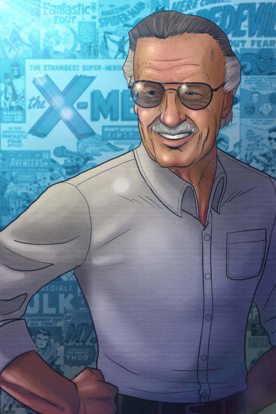 Stan Lee Tribute 桌布 壁紙 — 史丹·李穿著灰色襯衫，在藍色漫畫拼貼背景前自信微笑，背景包含Marvel標題。