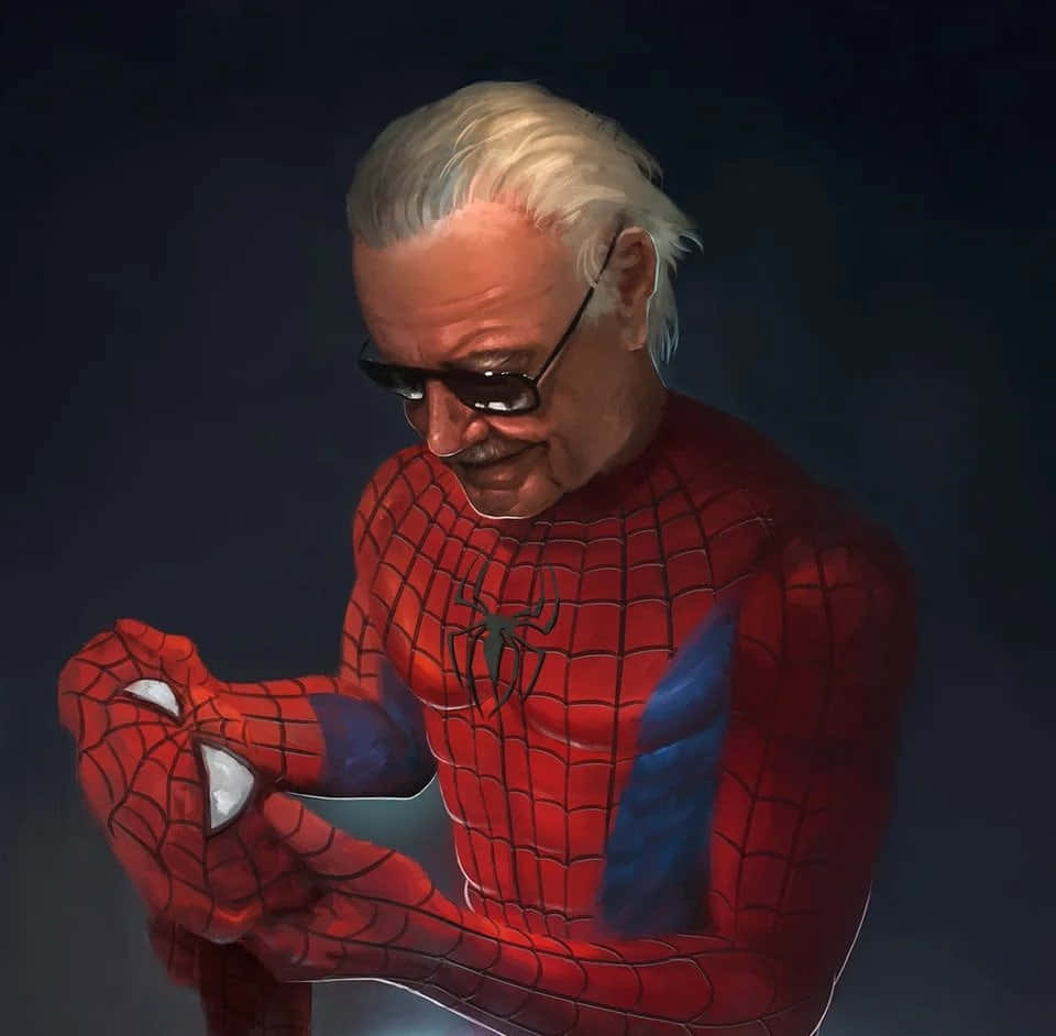Stan Lee Tribute 桌布 壁紙 — 史丹·李穿著蜘蛛人服裝，戴著眼鏡調整面具，背景為深色。