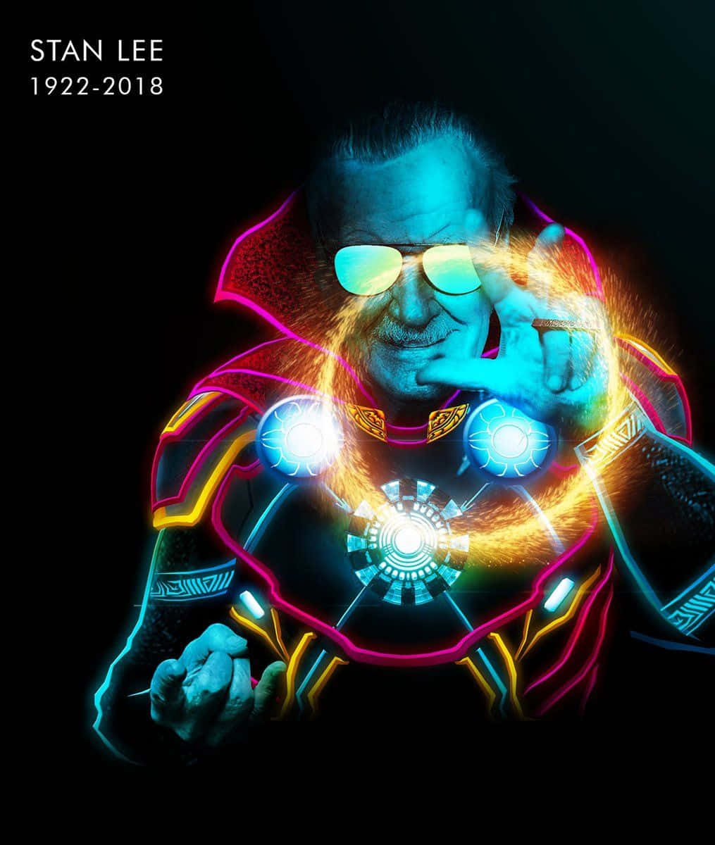 Stan Lee Tribute 桌布 壁紙 — 史丹·李身穿發光超級英雄盔甲，帶有霓虹輪廓和能量效果，背景為黑色。