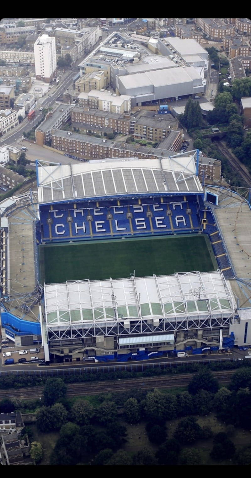 bridge 桌布 壁紙 — 史丹福橋球場的鳥瞰圖，'CHELSEA' 標誌在綠色球場上方顯眼，周圍是城市建築。