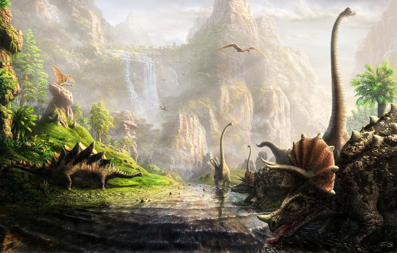 Dino 桌布 壁紙 — 史前山谷，恐龍在河流附近，周圍是霧氣繚繞的山脈和瀑布。