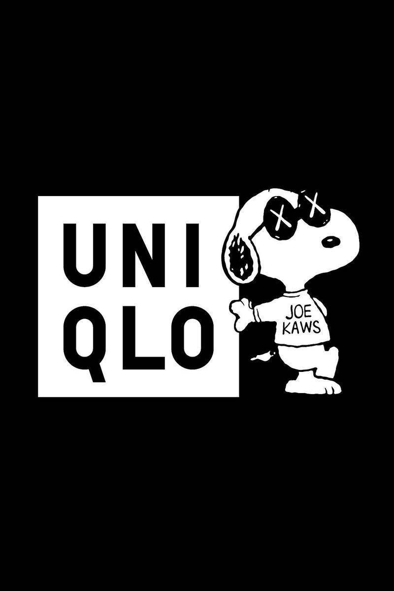 Uniqlo 桌布 壁紙 — 史努比以Joe Kaws風格站在大膽的白色Uniqlo標誌旁邊，背景為純黑色。