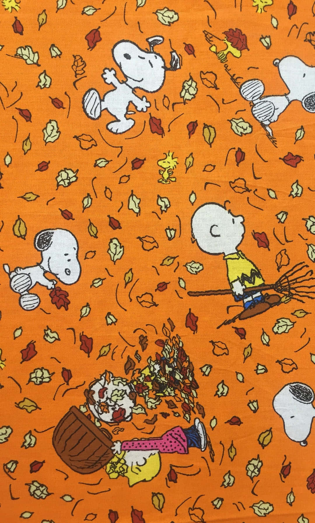 史努比 桌布 壁紙 — 史努比和朋友們在充滿活力的橙色背景上，在飄落的秋葉中歡快地耙地和玩耍。