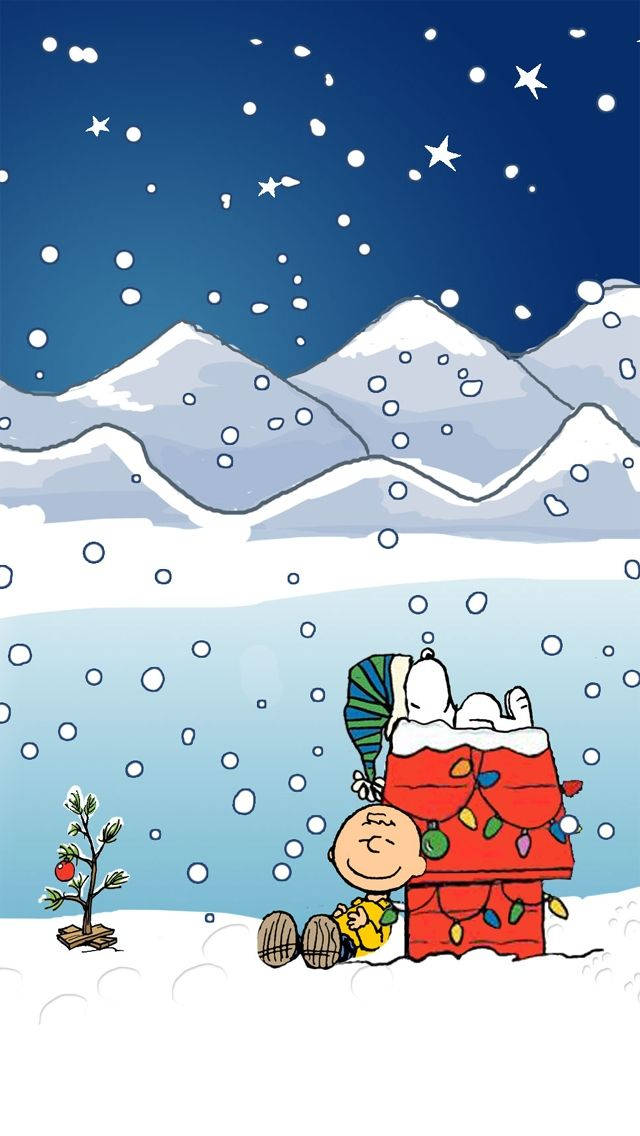Winter 桌布 壁紙 — 史努比和查理布朗坐在一個裝飾過的紅色狗屋旁，背景是雪夜星空和遠山。