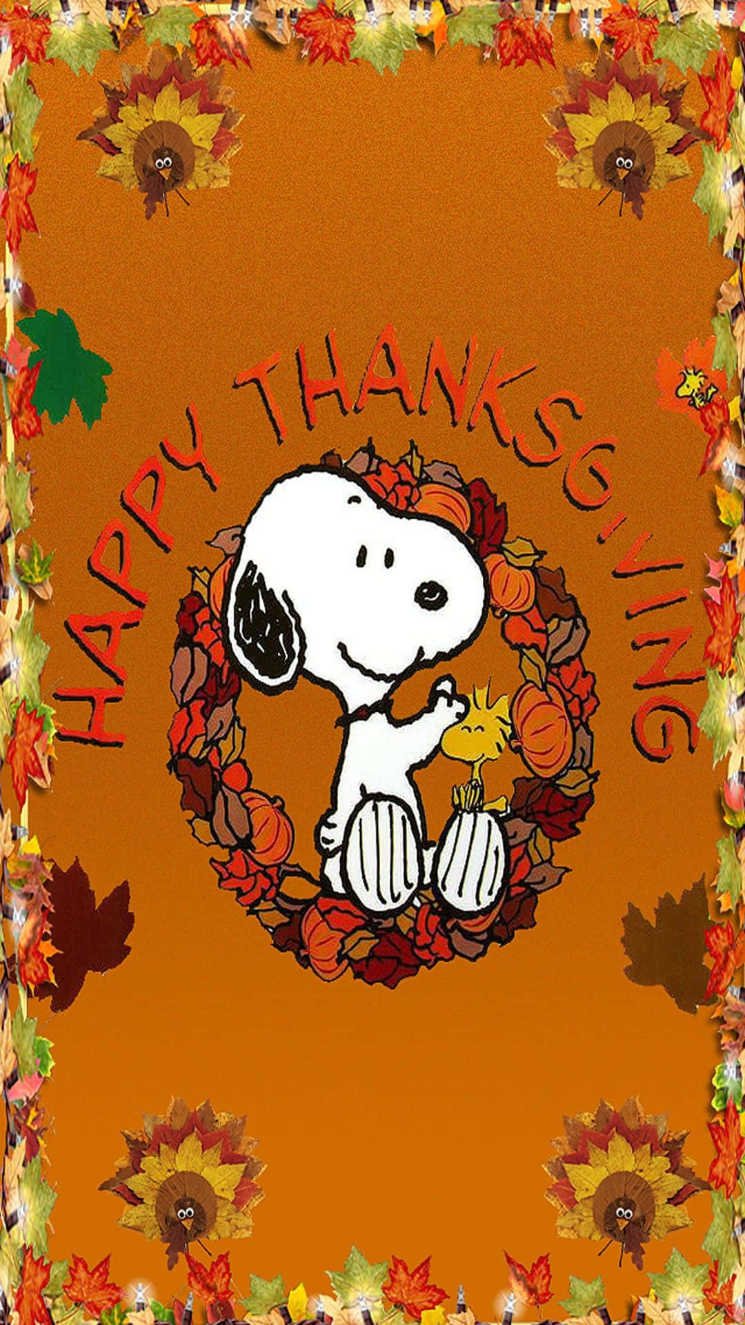 Snoopy Thanksgiving 桌布 壁紙 — 史努比和胡士托坐在一個節日秋季花環中，周圍是南瓜和秋葉，背景是溫暖的橙色。