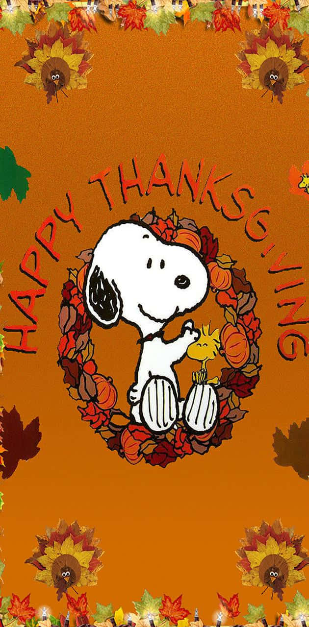 Snoopy Fall 桌布 壁紙 — 史努比和胡士托坐在一個色彩繽紛的秋季花環中，背景是溫暖的橙色，上面有「Happy Thanksgiving」字樣。