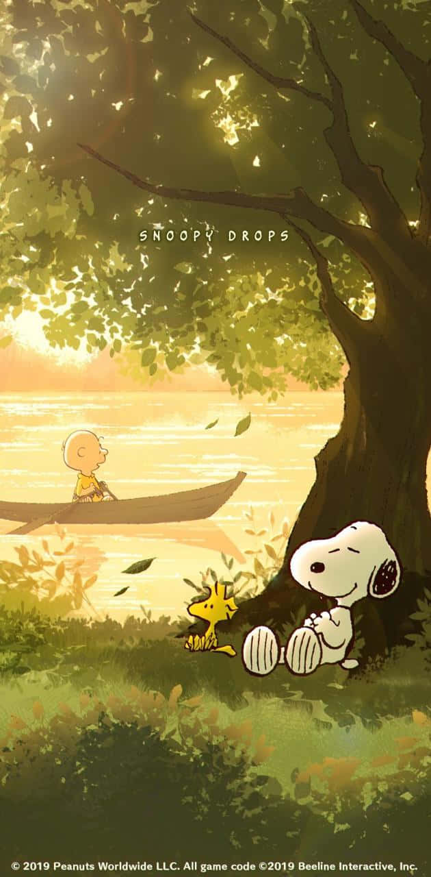 桌布 壁紙 — 史努比和胡士托坐在樹下，查理布朗在金色夕陽下於平靜的湖上划船。