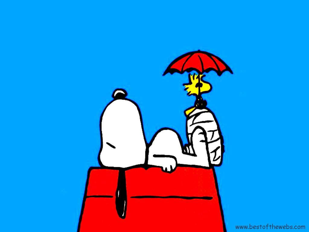 Peanuts 桌布 壁紙 — 史努比和胡士托坐在紅色狗屋上，背景為純藍色，胡士托拿著紅色雨傘。