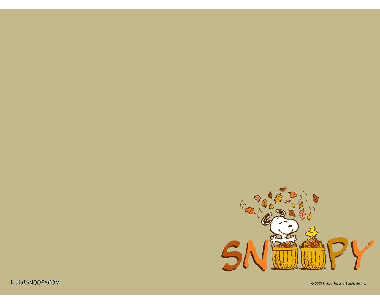 Snoopy Thanksgiving 桌布 壁紙 — 史努比和胡士托坐在裝滿秋天樹葉的籃子裡，頭頂有落葉，背景是純米色。