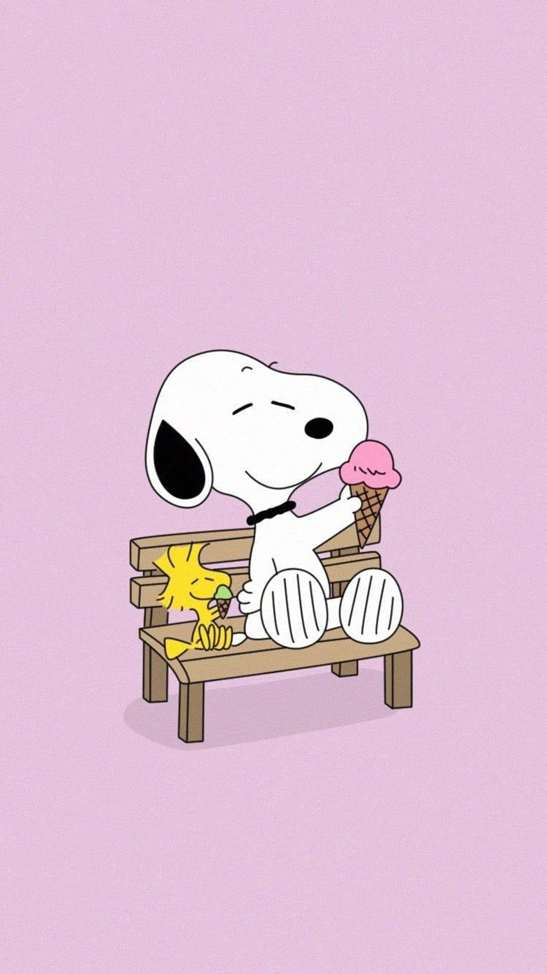Charlie Brown Birthday 桌布 壁紙 — 史努比和胡士托滿足地坐在木長椅上，在柔和的薰衣草背景前享用粉紅色和綠色的冰淇淋甜筒。
