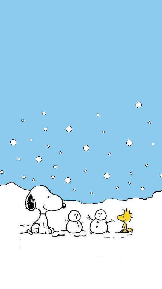  壁紙 — 史努比和胡士托站在兩個雪人旁邊，天空淺藍，雪花飄落。