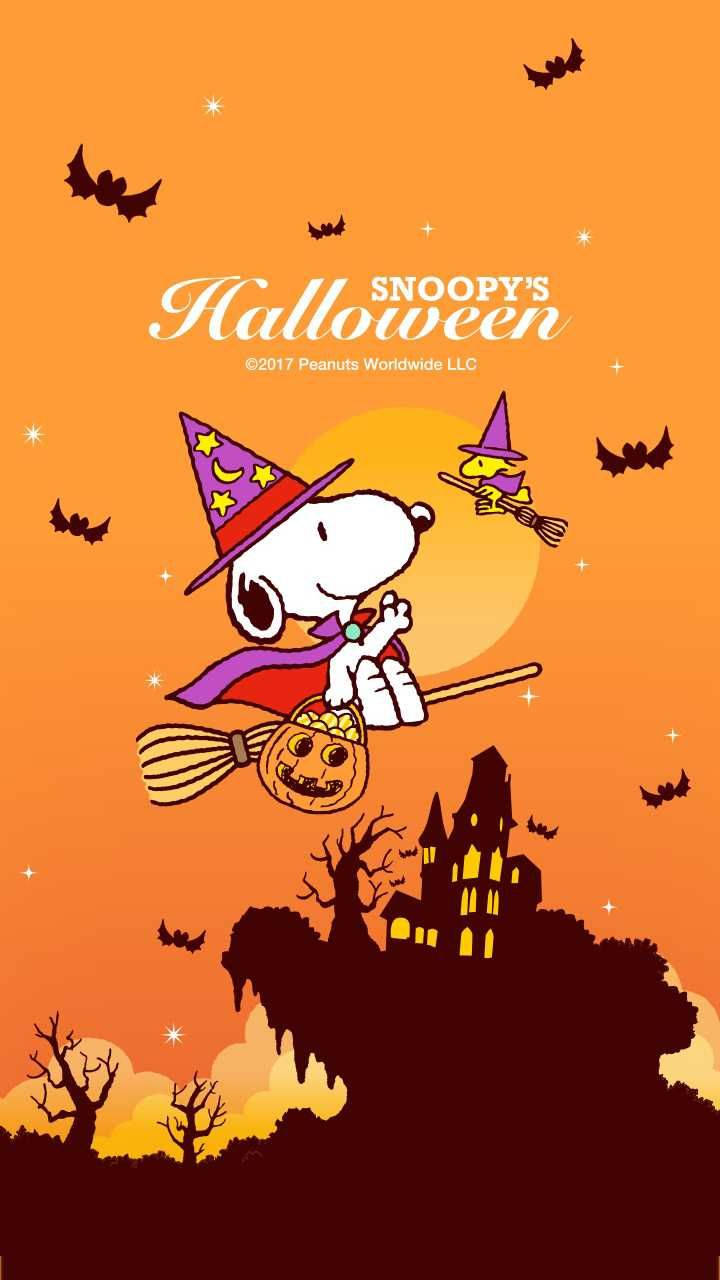 Snoopy Halloween 桌布 壁紙 — 史努比和胡士托騎著掃帚在蝙蝠飛舞的橙色萬聖節天空下飛過鬼城堡。