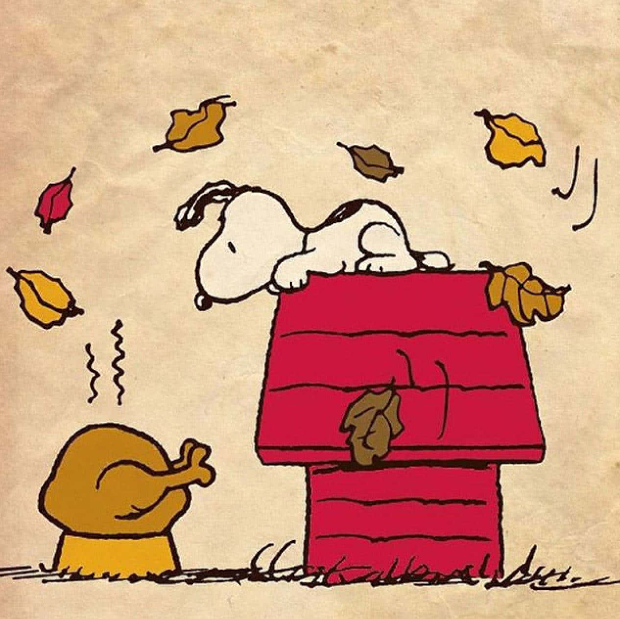 Snoopy Thanksgiving 桌布 壁紙 — 史努比在他的紅色狗屋上打盹，秋葉在他周圍旋轉，一隻黃色小鳥在下面觀看。