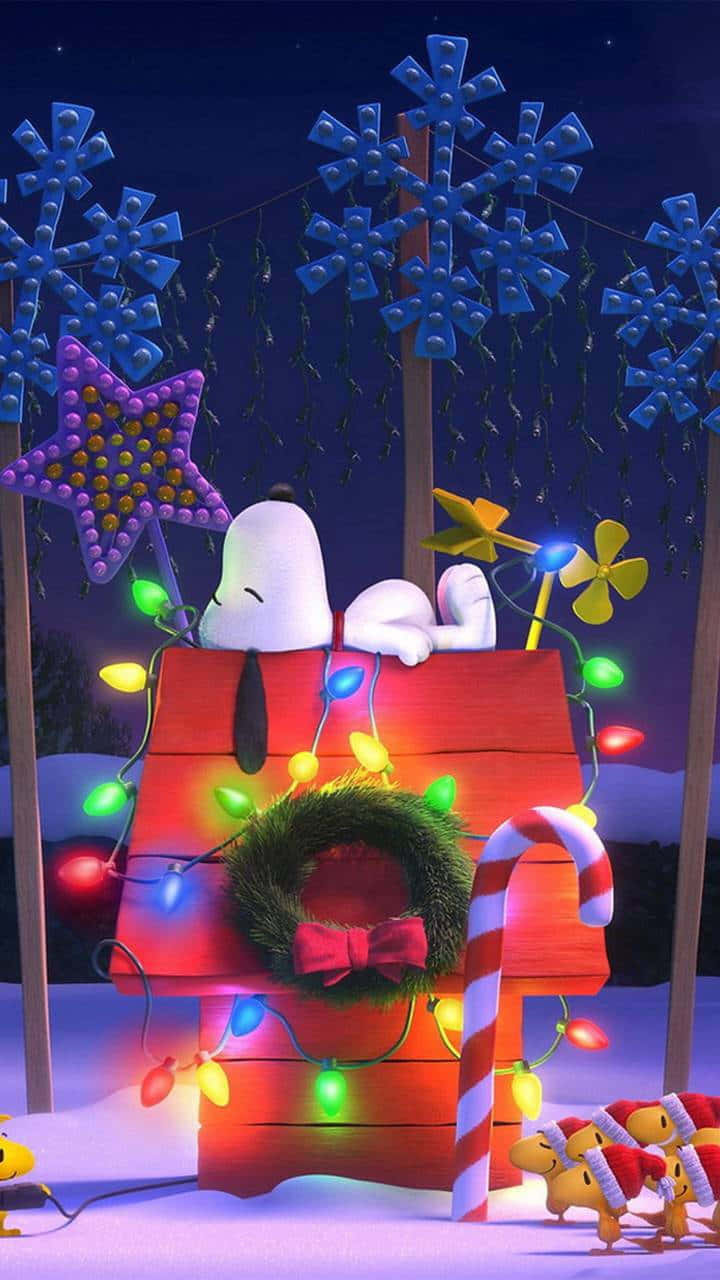 3d Christmas 桌布 壁紙 — 史努比在點綴著彩色燈飾、花環和拐杖糖的紅色狗屋上，在星空下安詳入睡。