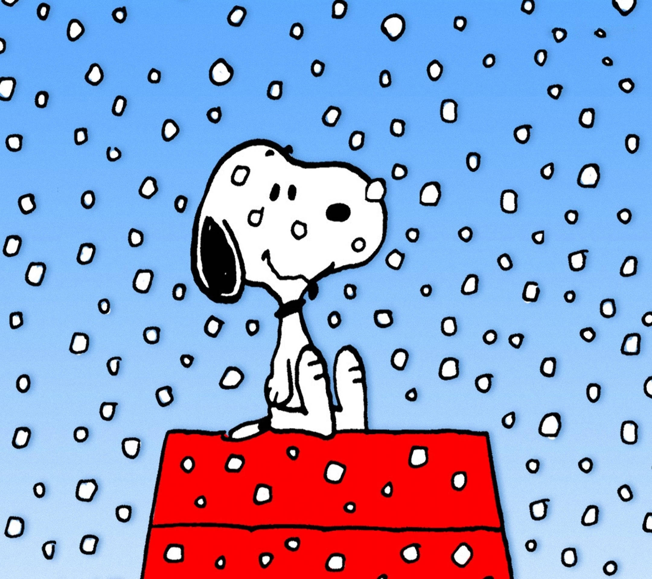 Snoopy Christmas 桌布 壁紙 — 史努比坐在他的紅色狗屋上微笑，雪花在晴朗的藍天下飄落。
