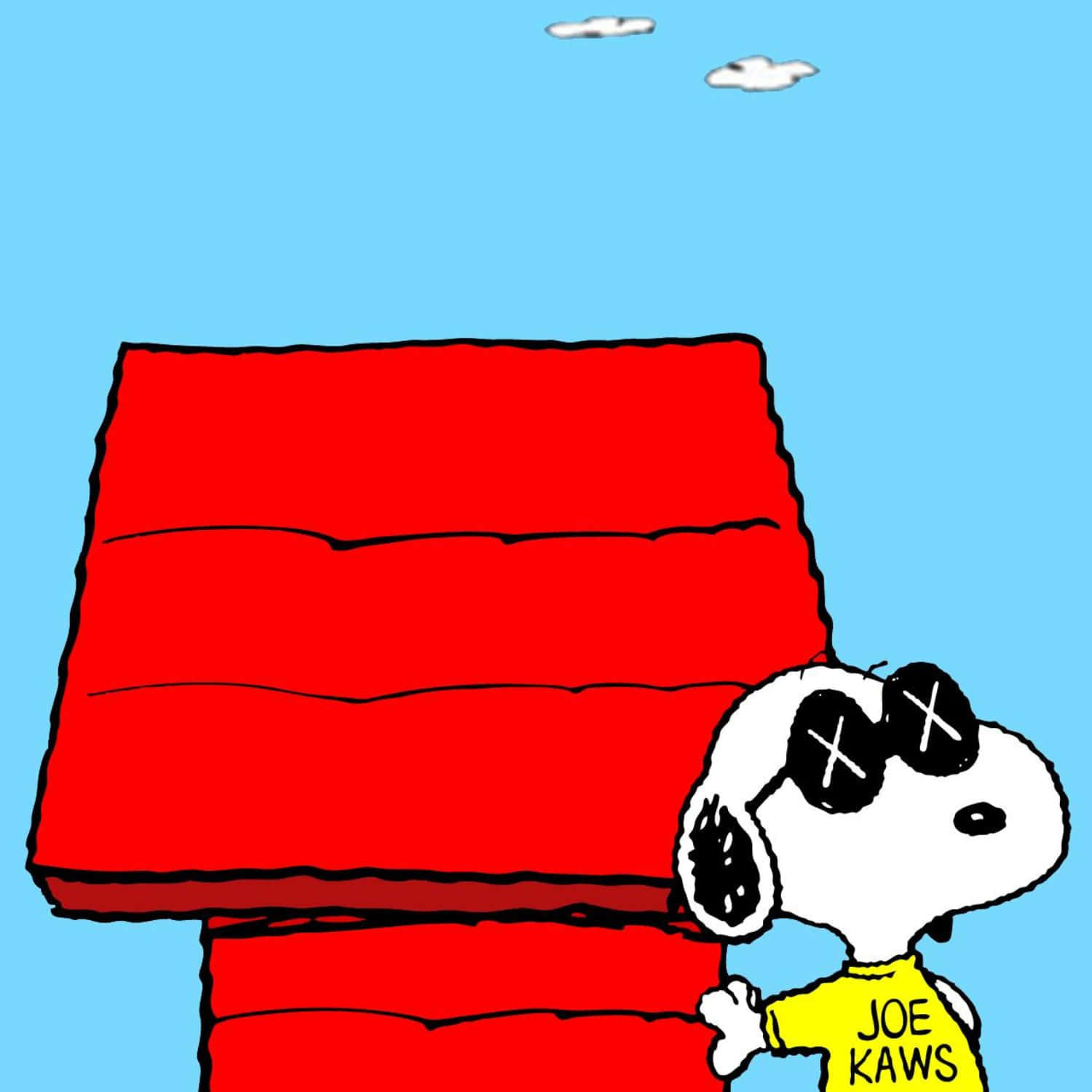 Kaws Snoopy 桌布 壁紙 — 史努比戴著X光太陽眼鏡和黃色Joe Kaws T恤，站在其標誌性紅色狗屋旁，背景是晴朗藍天和兩朵雲。